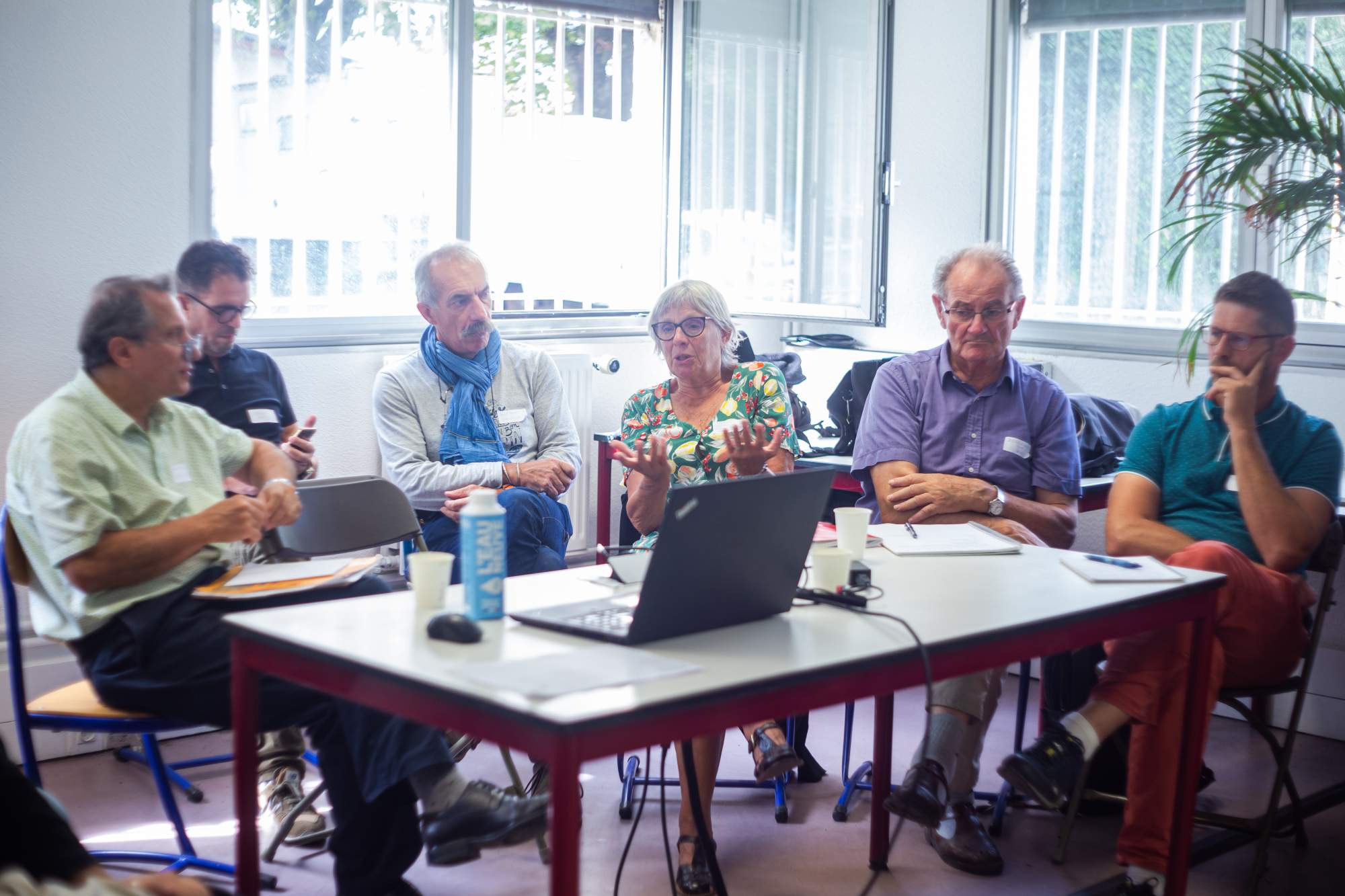 Les intervenants de l&#039;atelier «propriété et commun(s)» discutent autour autour d&#039;une table.