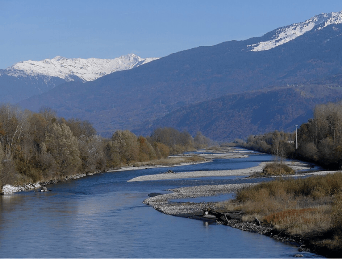Rivière Isère serpente entre les montagnes