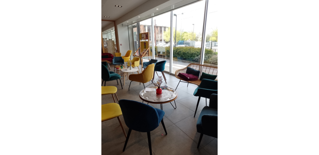 Espace détente avec des fauteuils colorés et des tables basses