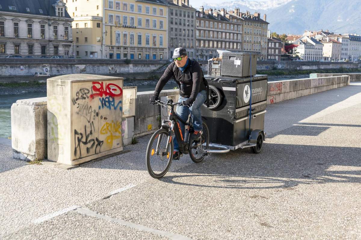 homme qui fait du velo